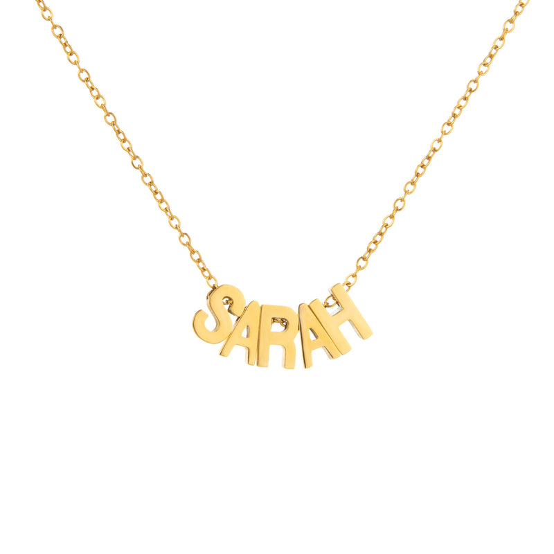 Collar con nombre en letras pequeñas