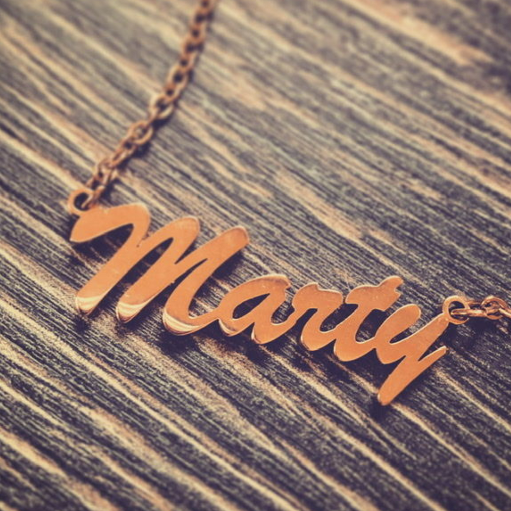 Nuevo collar con Nombre clásico personalizado