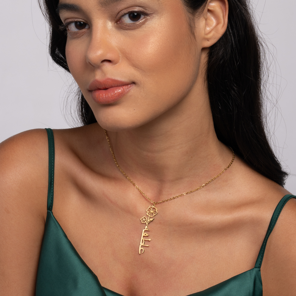 Collar con Flor y Nombre en Árabe