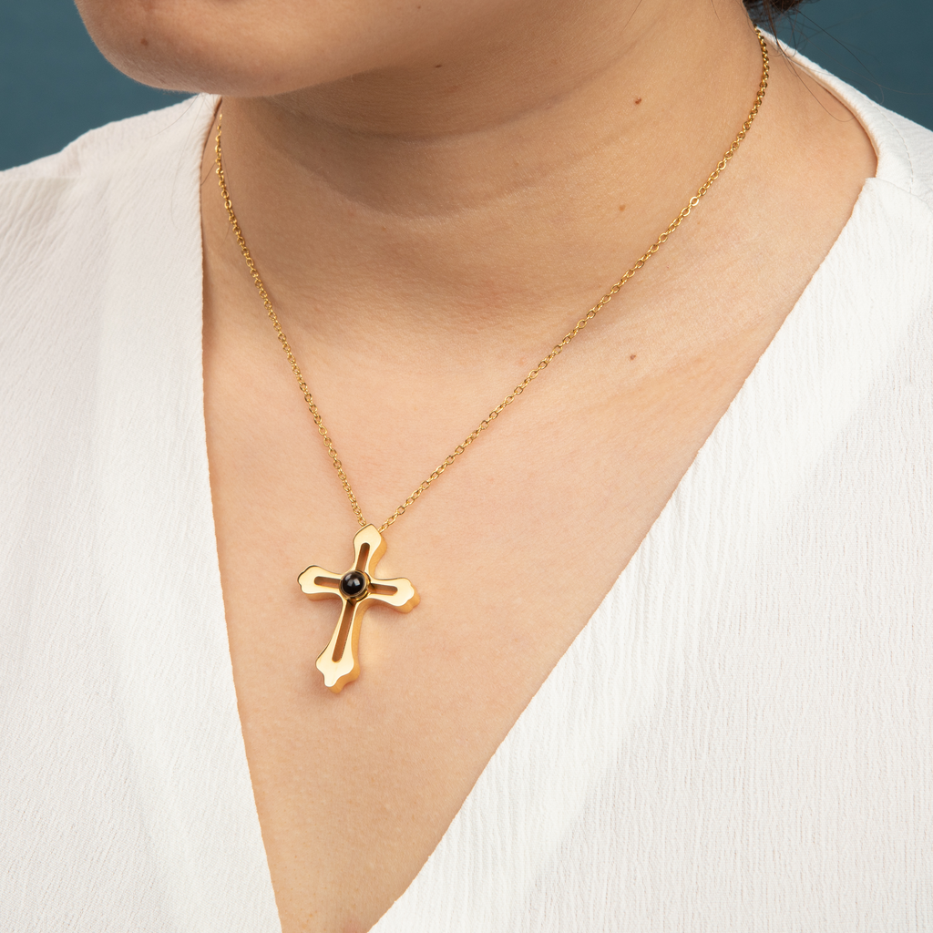 Dije de Proyección – Cruz de la Fe Atemporal