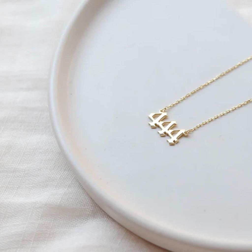 Collar Gótico Personalizado con Número de Ángel de la Suerte