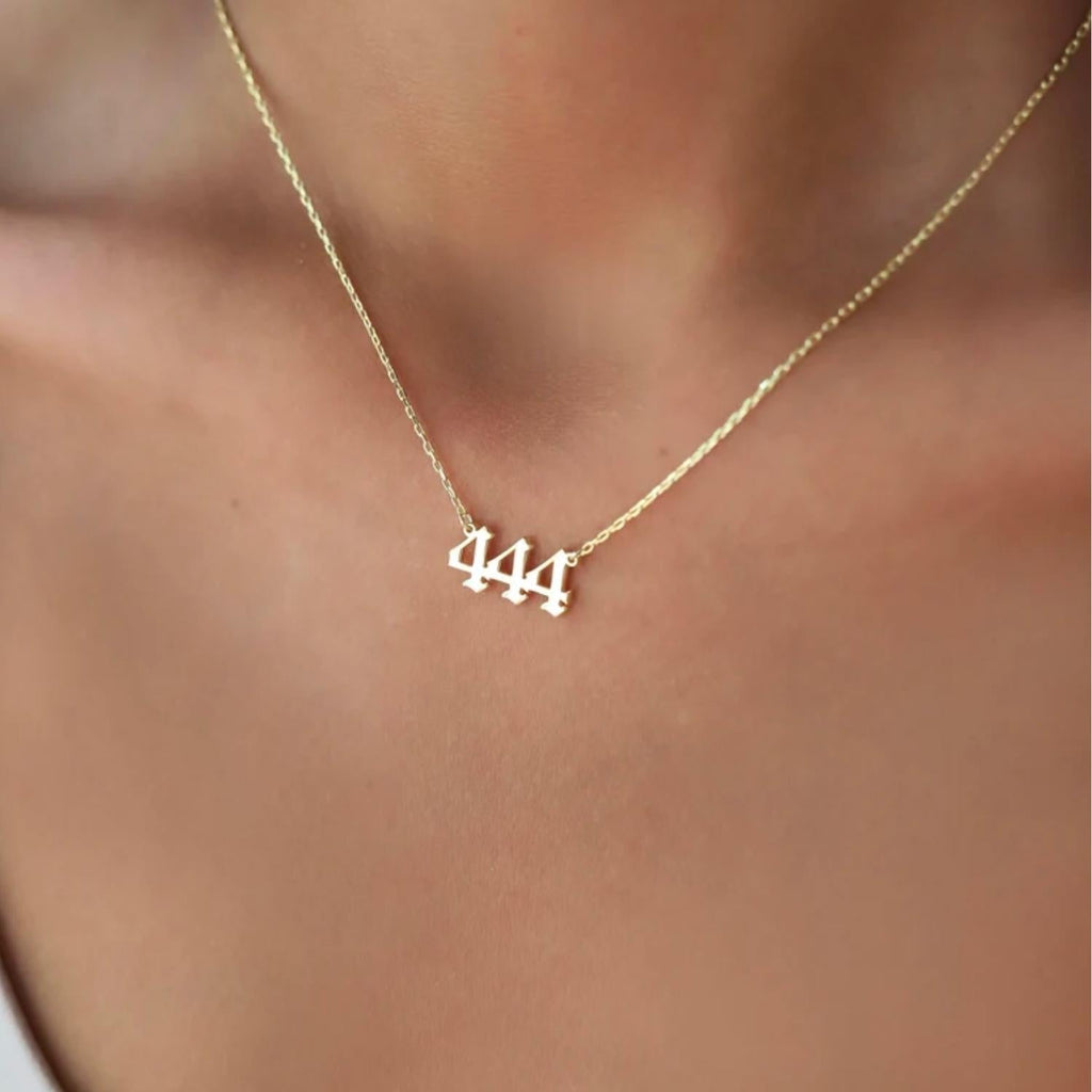 Collar Gótico Personalizado con Número de Ángel de la Suerte