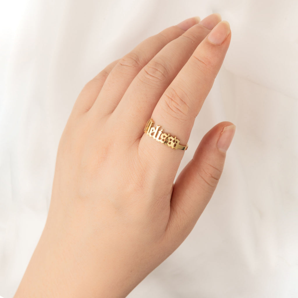 Anillo con Nombre en Tipografía Gótica