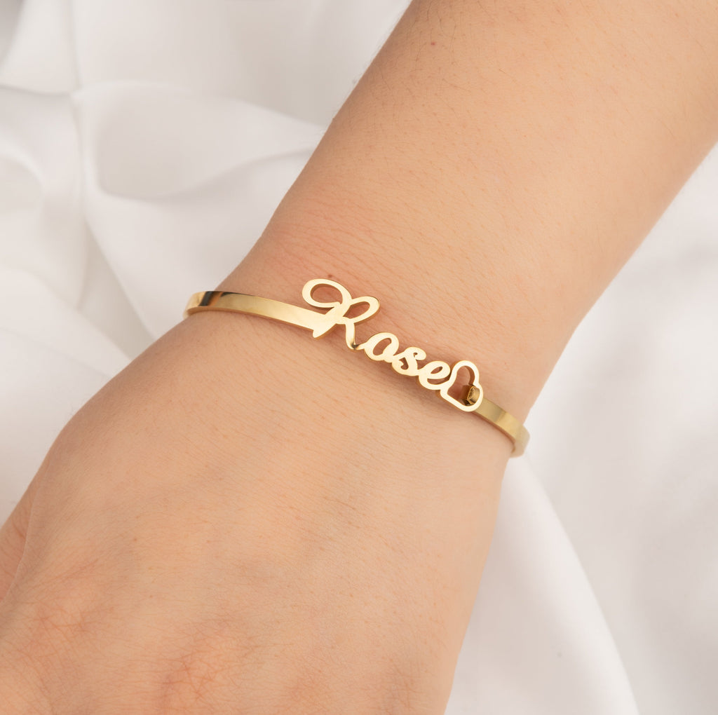 Pulsera tipo brazalete con cierre personalizado