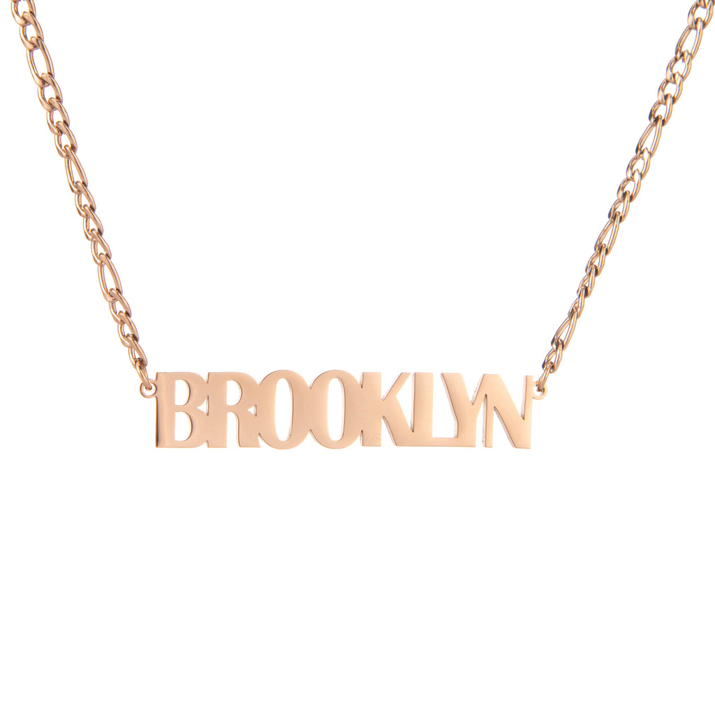 Collar con nombre en mayúsculas