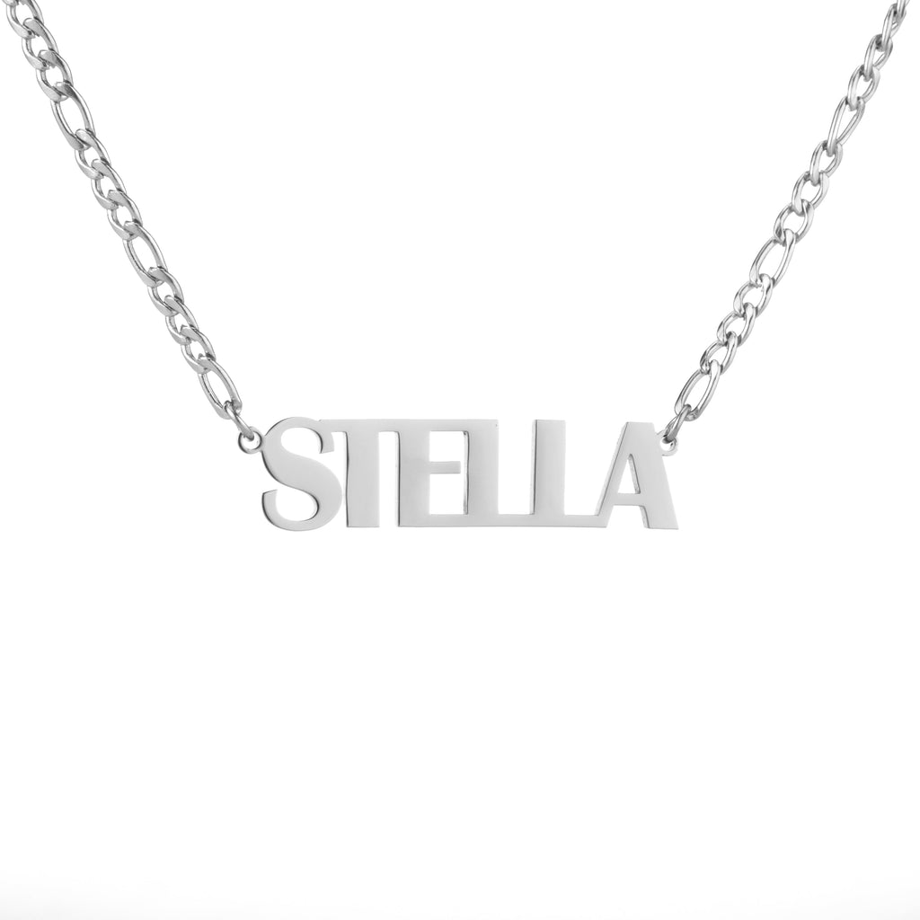 Collar con nombre en mayúsculas