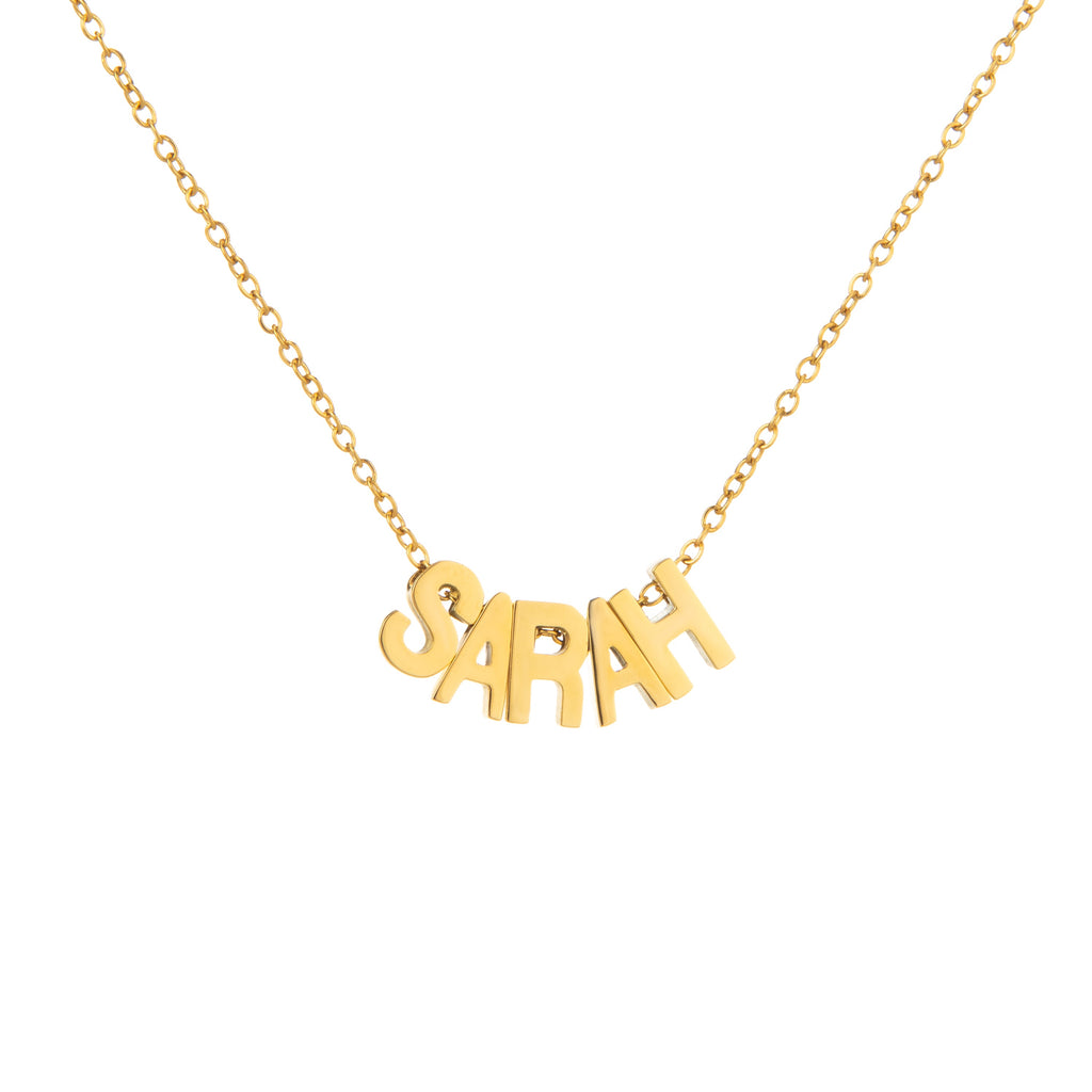 Collar con nombre en letras pequeñas