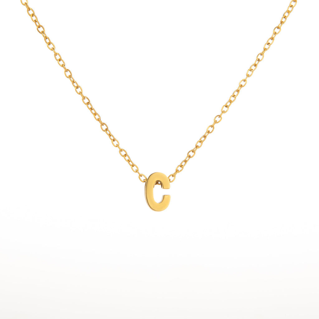 Collar con nombre en letras pequeñas