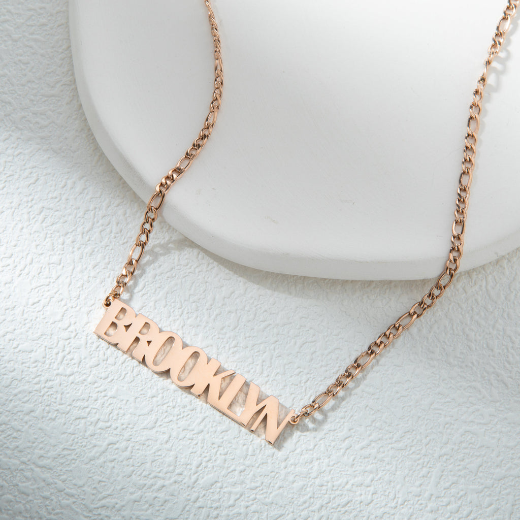 Collar con nombre en mayúsculas