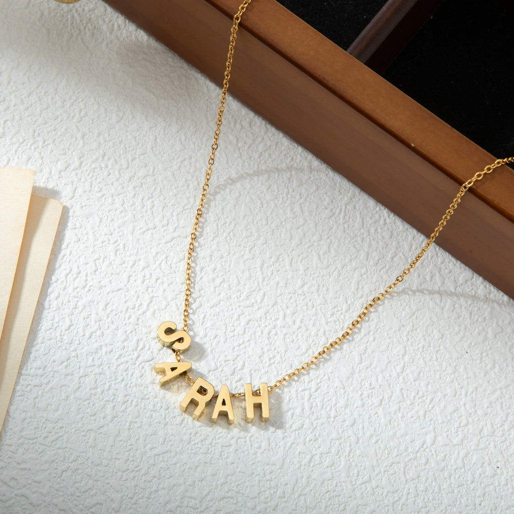Collar con nombre en letras pequeñas