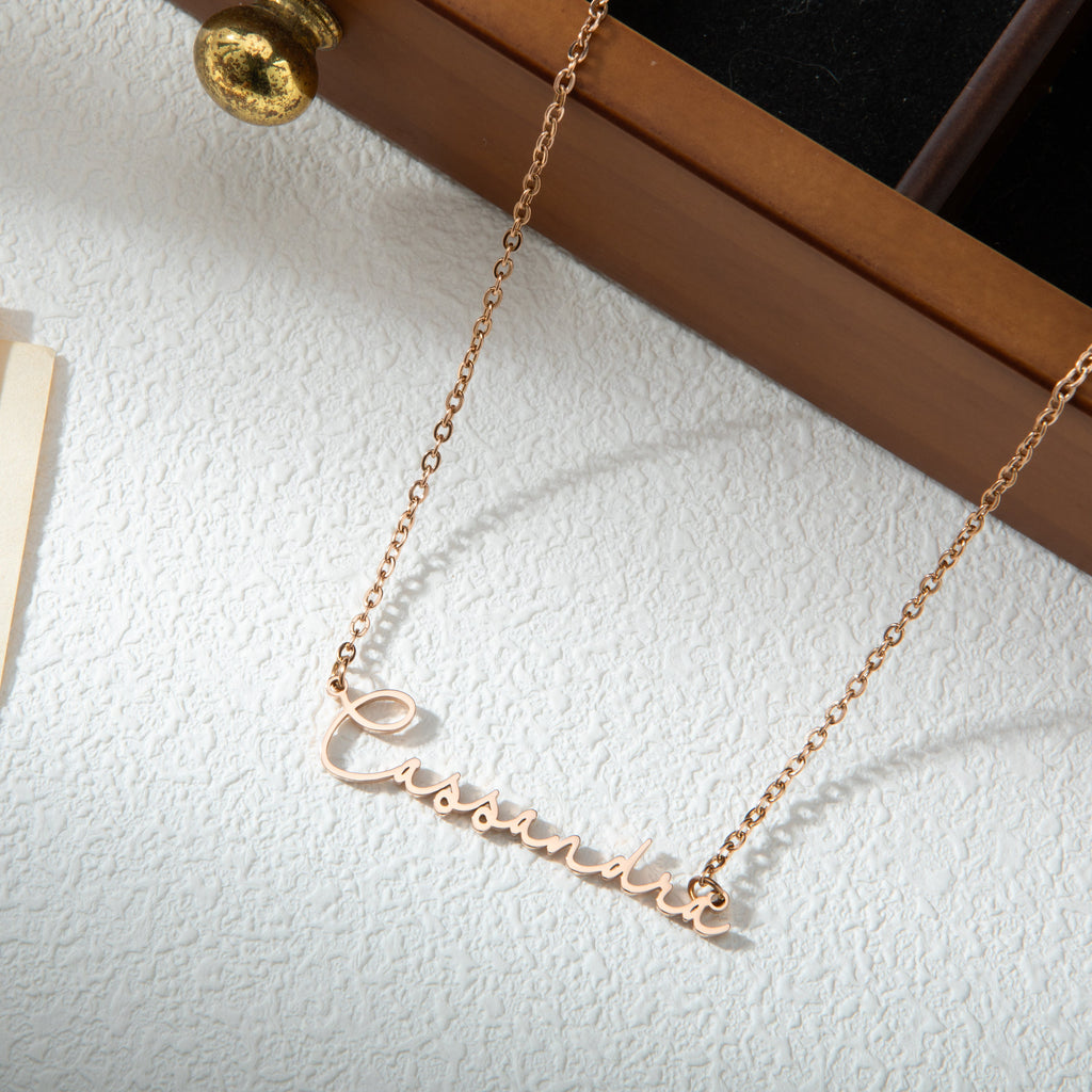 Collar con firma y nombre horizontal