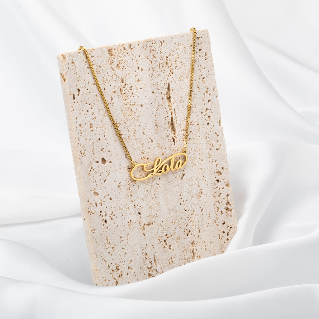 Collar con Nombre Infinito y Cadena Fina