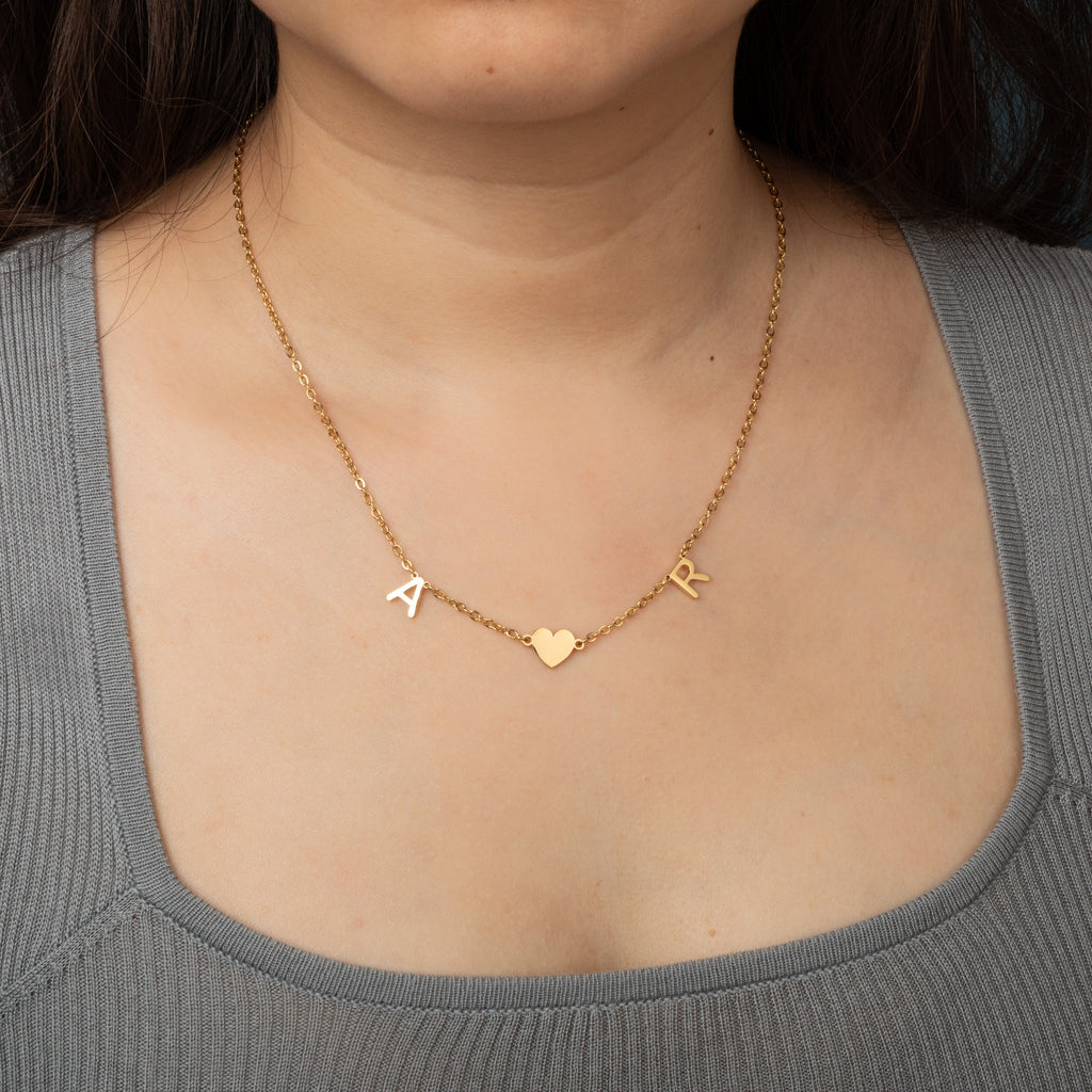Collar de dos Iniciales Amor con Corazón