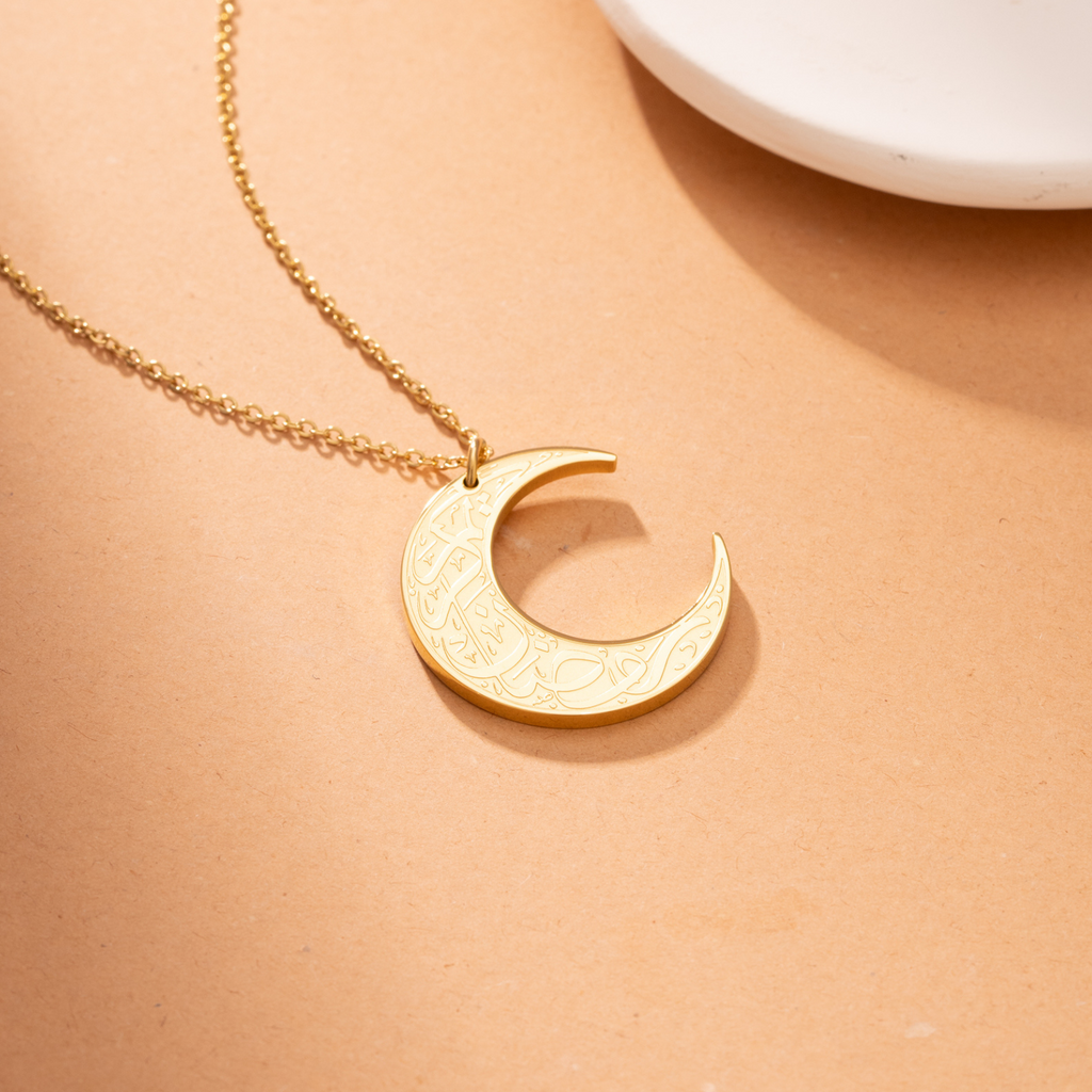 Dije de Luna con “Ramadan Kareem” Grabado (رمضان كريم)