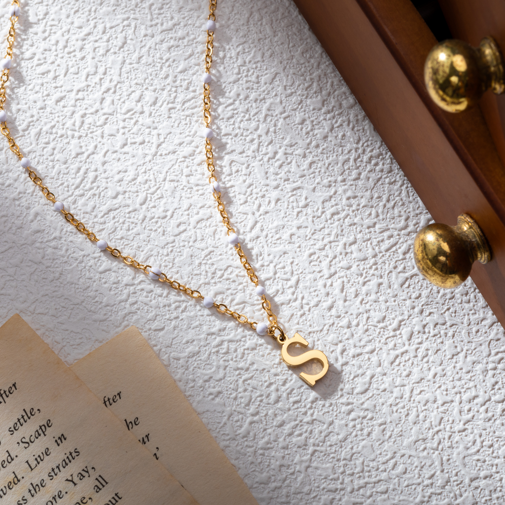 Collar con Inicial y Cuentas Decorativas