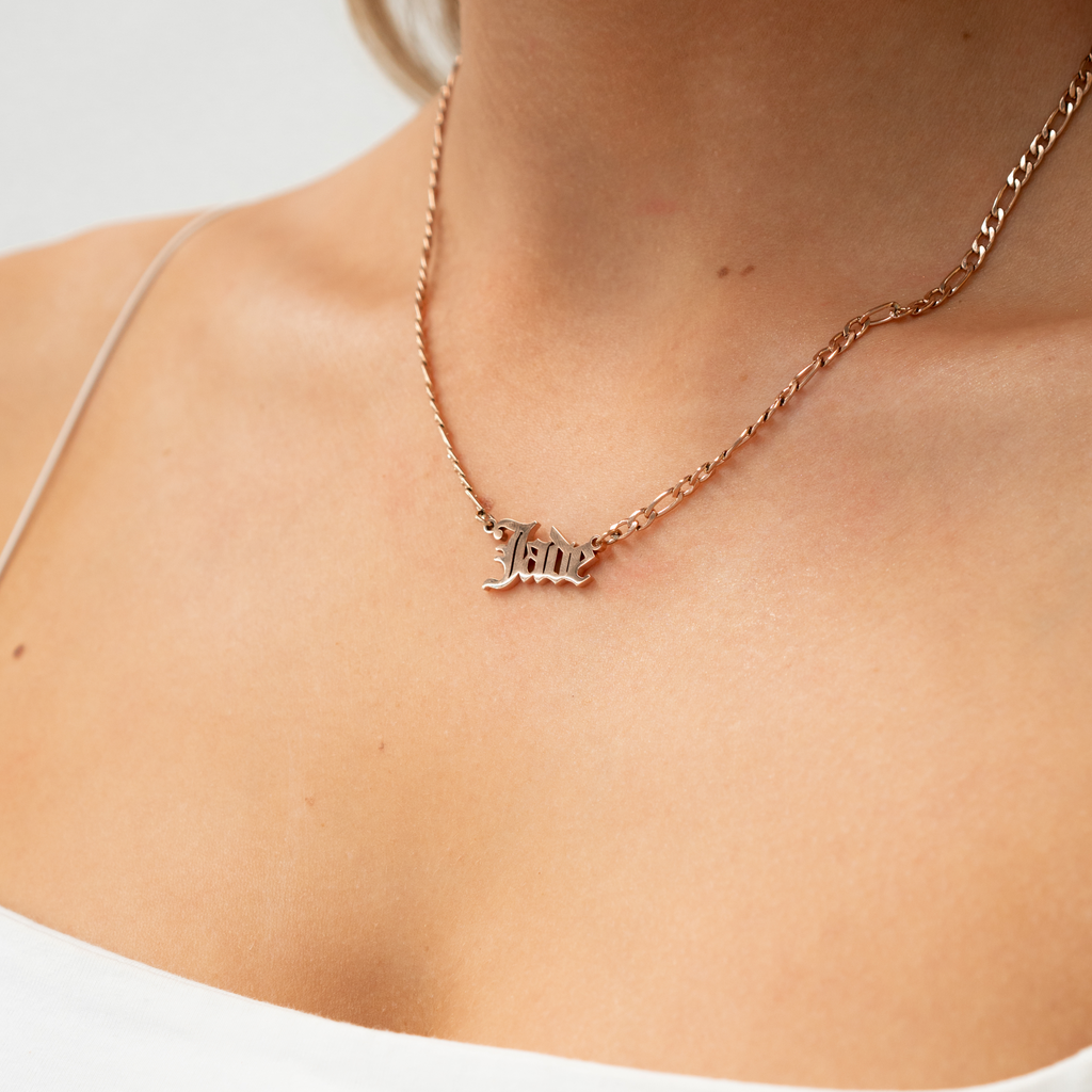 Collar con Nombre en Letras Góticas