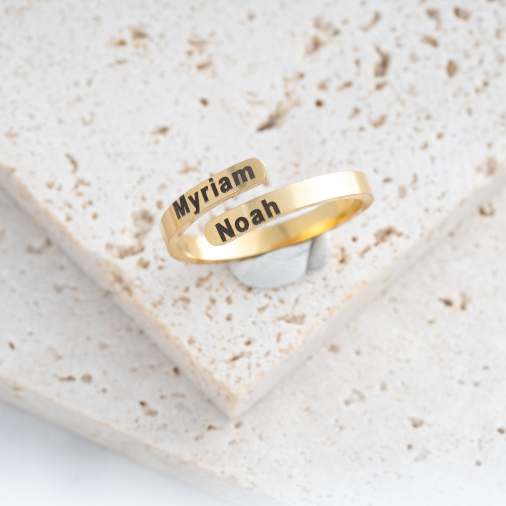 Anillo Minimalista con Nombres Grabados