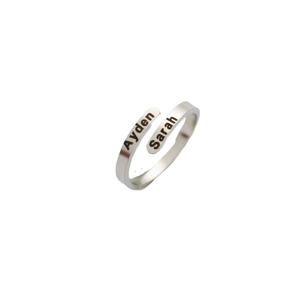 Anillo Minimalista con Nombres Grabados