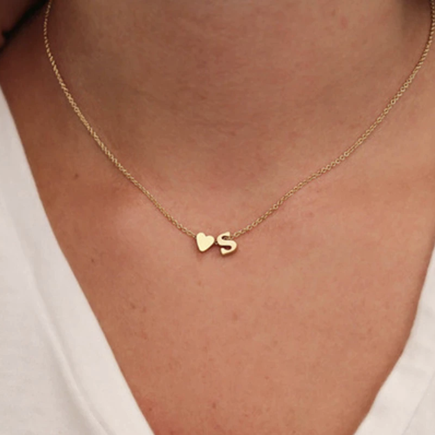 Collar inicial de corazón