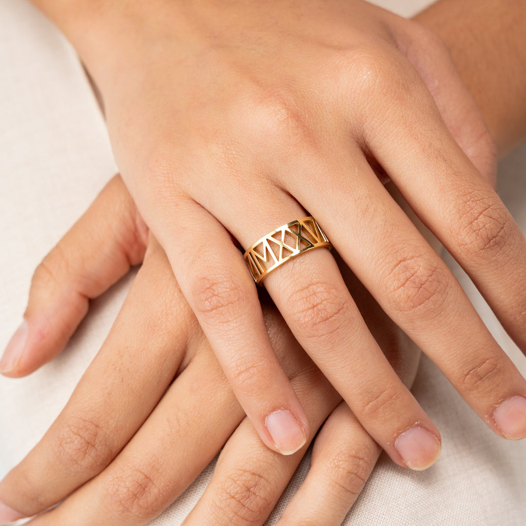 Anillo Grabado con Números Romanos