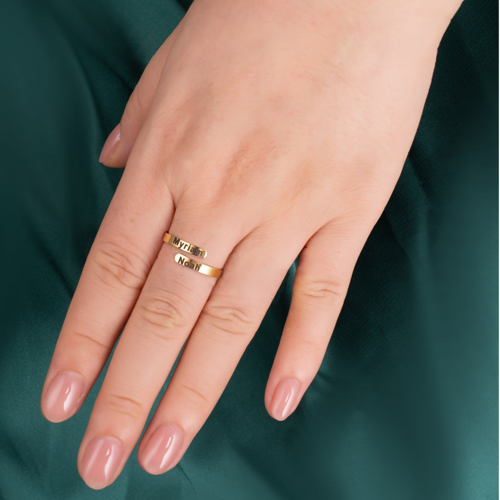 Anillo Minimalista con Nombres Grabados