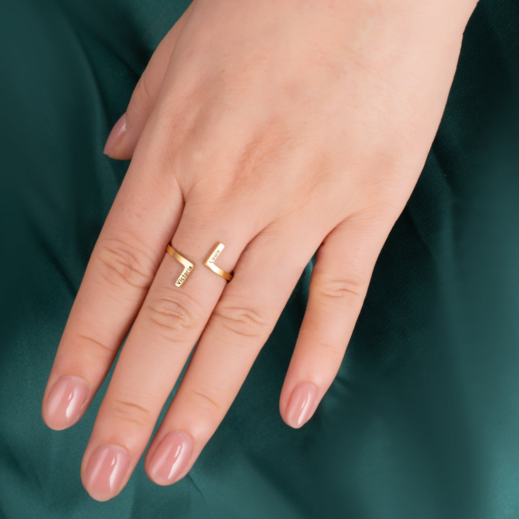 Anillo Vertical con Dos Nombres Grabados