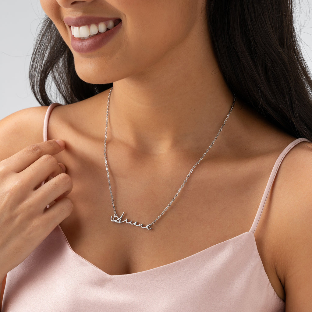 Collar con firma y nombre horizontal