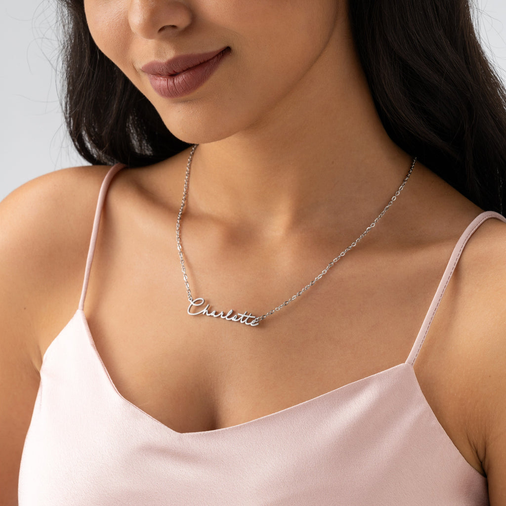 Collar con firma y nombre horizontal