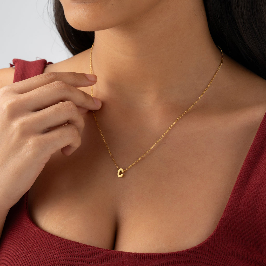Collar con nombre en letras pequeñas