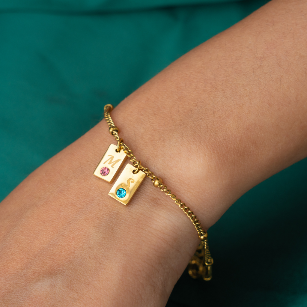 Pulsera con Iniciales y Piedras Personalizadas