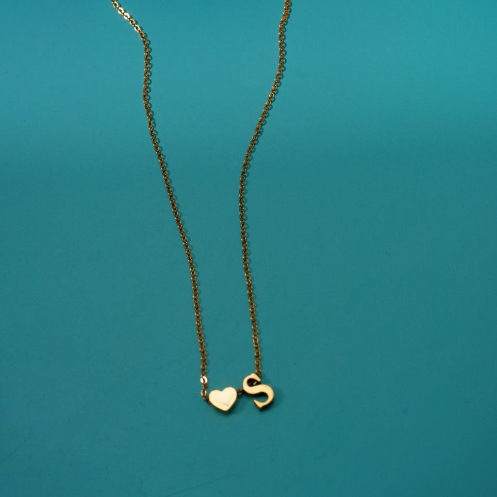 Collar inicial de corazón