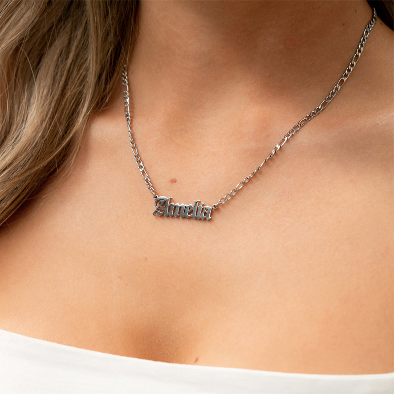 Collar con Nombre en Letras Góticas