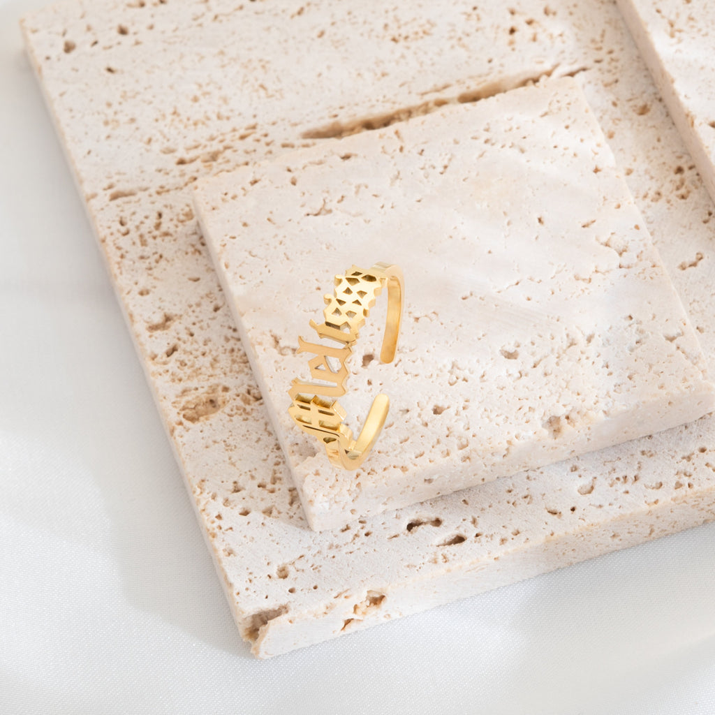 Anillo Personalizable con Letras Góticas