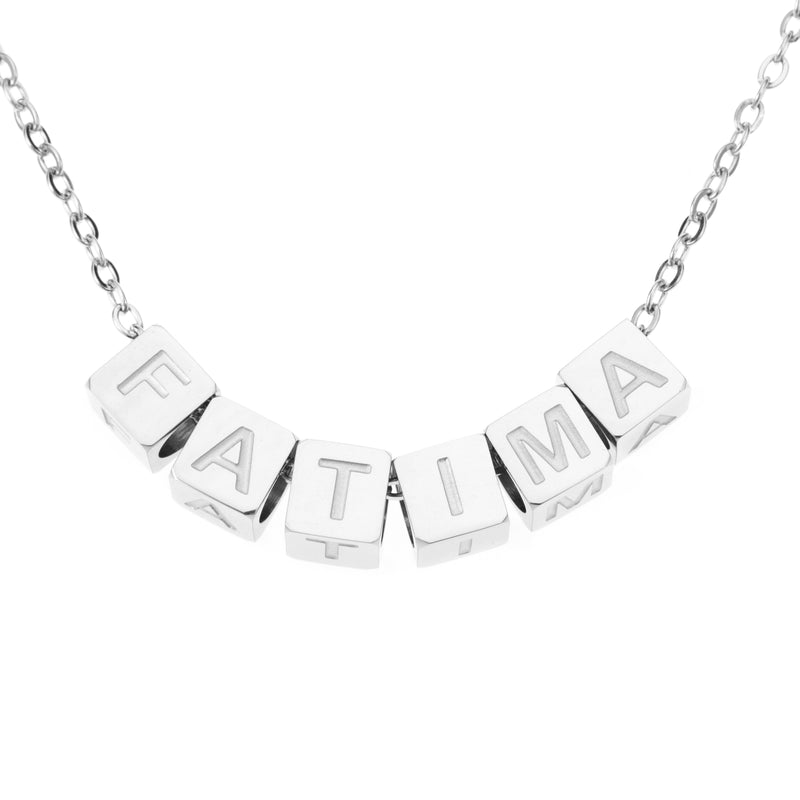 Collar Personalizado con Nombre Estilizado en Dados