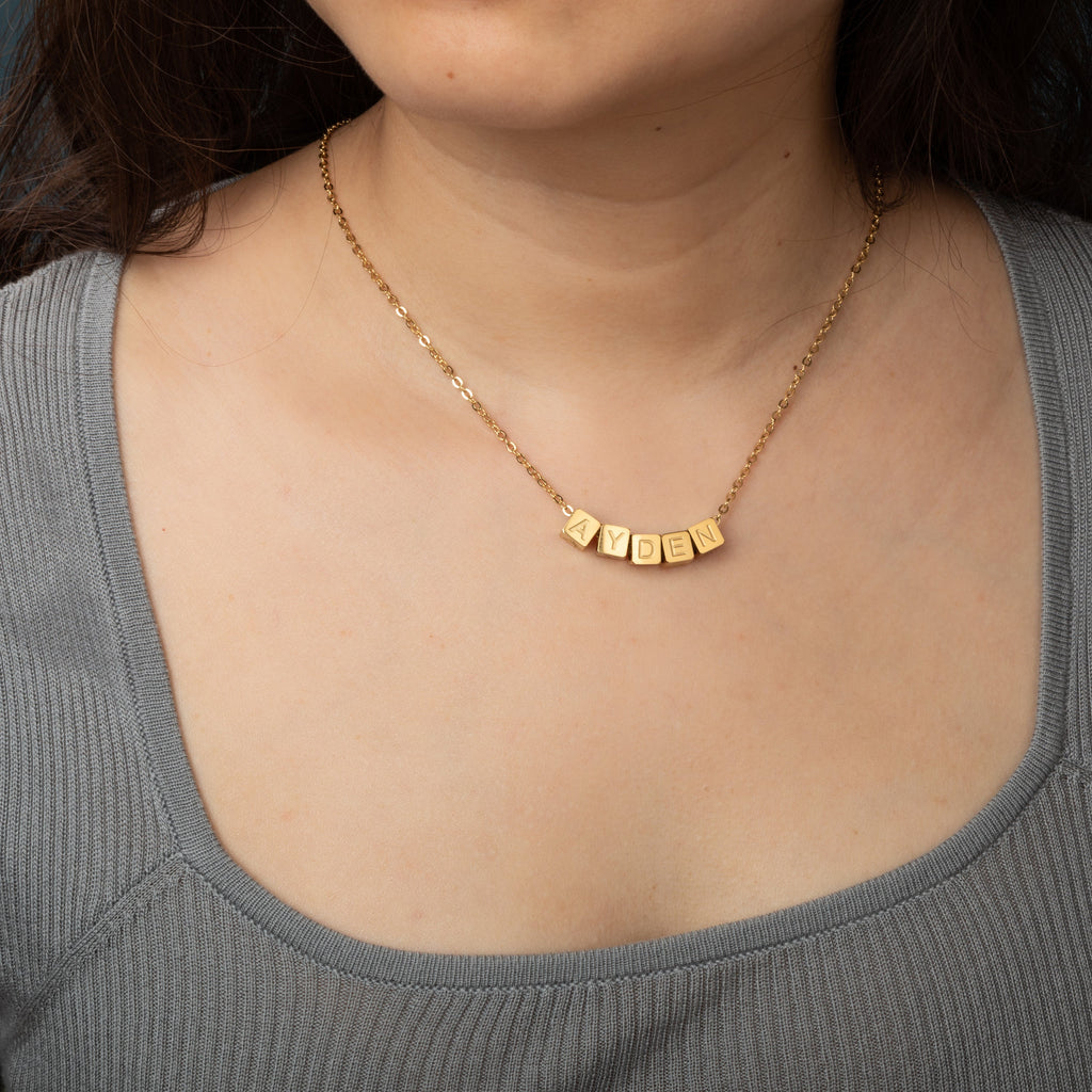 Collar Personalizado con Nombre Estilizado en Dados